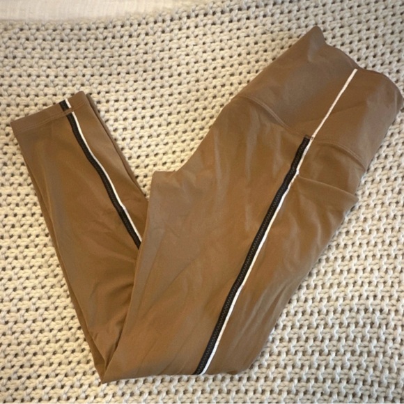 Athleta Salutation Stash Pocket Tipped leggings Tan with black and white Medium - Picture 3 of 4